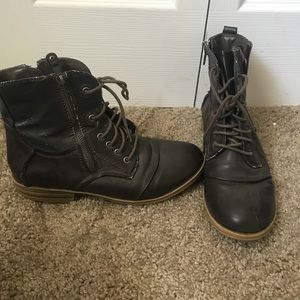 Good condition brown combat boots!